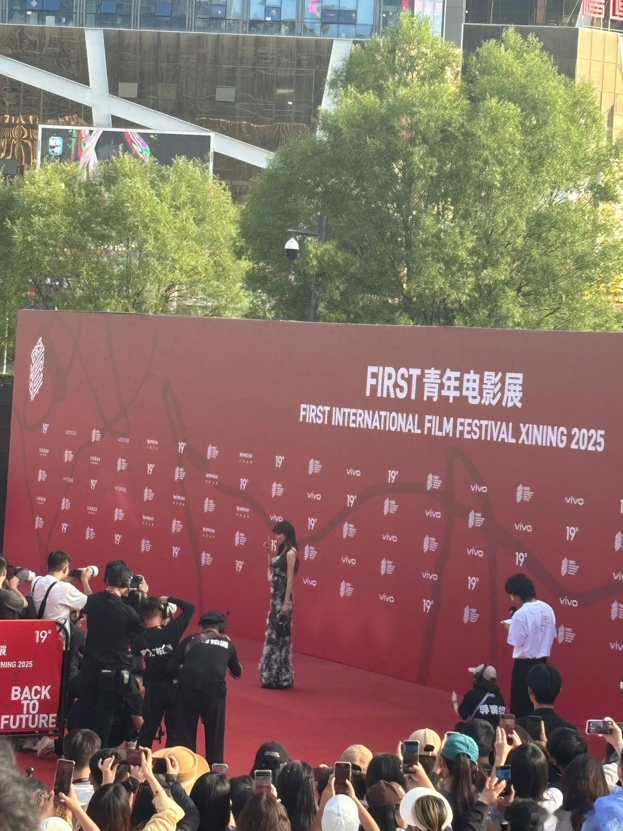 林志玲first红毯好美啊林志玲总是那么温文尔雅，这次的红毯造型也不例外，既有