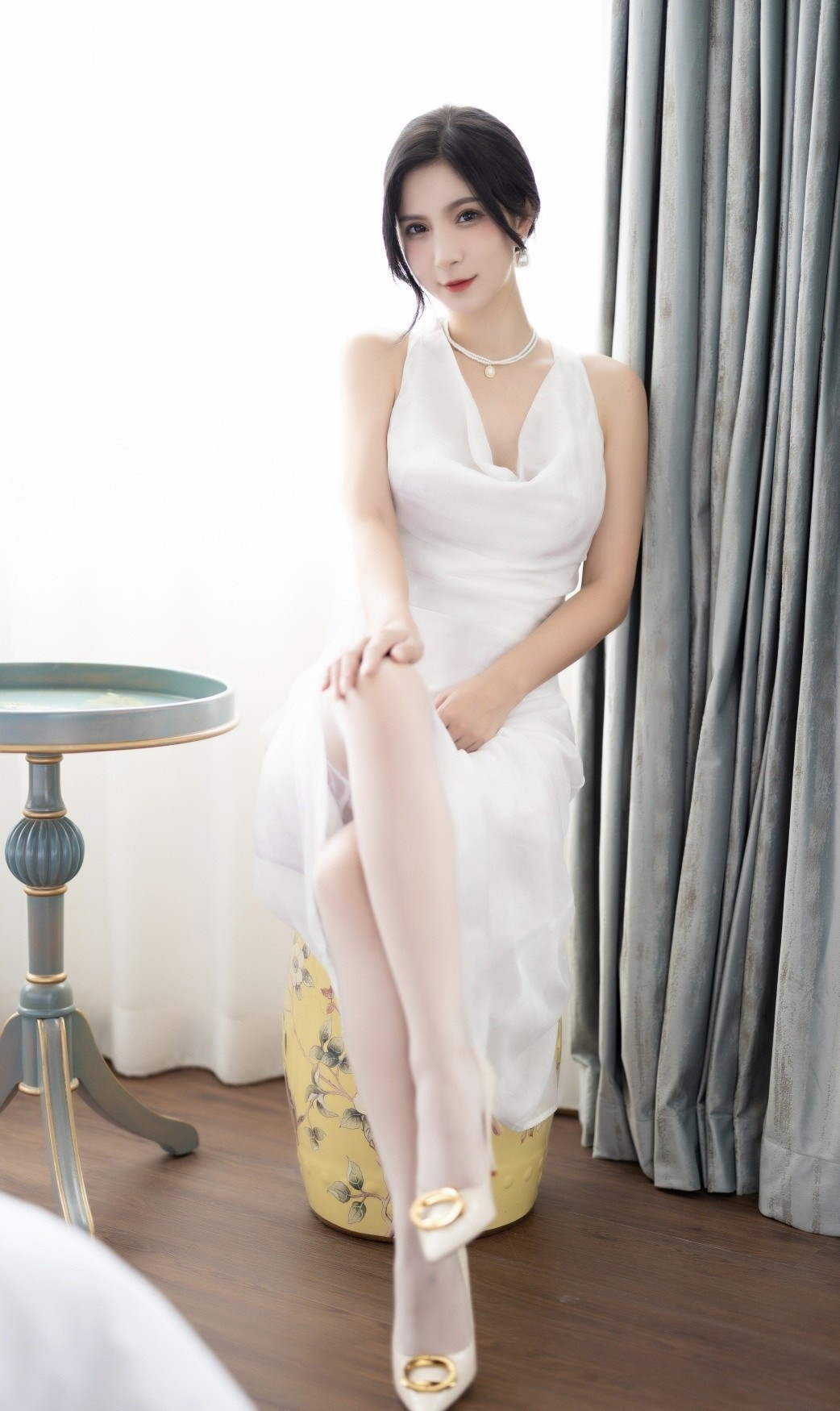 美女模特小蠻妖Yummy，一袭白色的连衣裙，带给你仙气飘飘的感觉