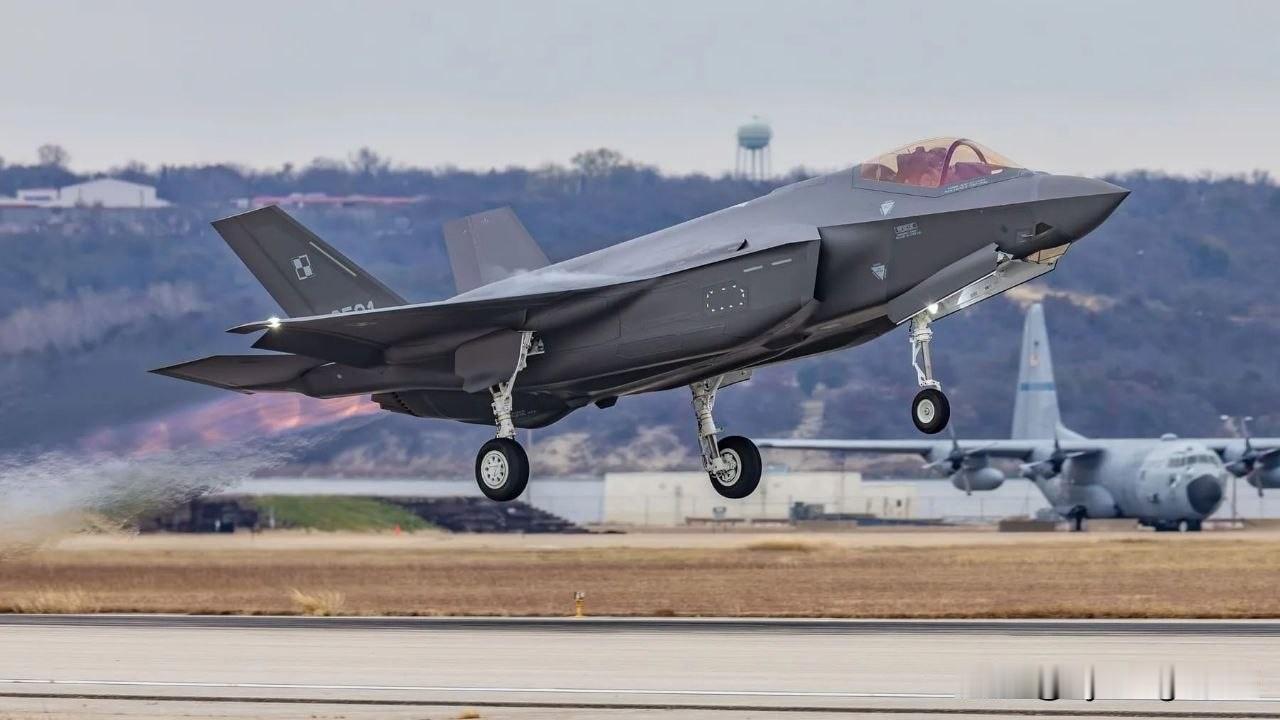 ✈️🇵🇱波兰接收五架F-35A战斗机🔷8月28日，五架F-35A“骠