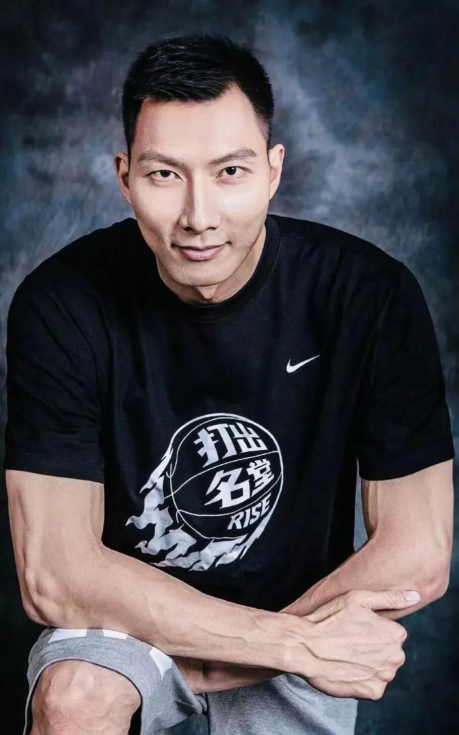京城乔姐事件后，官媒纷纷的回避易建联，这让易建联退役之后的处境有点尴尬。1.