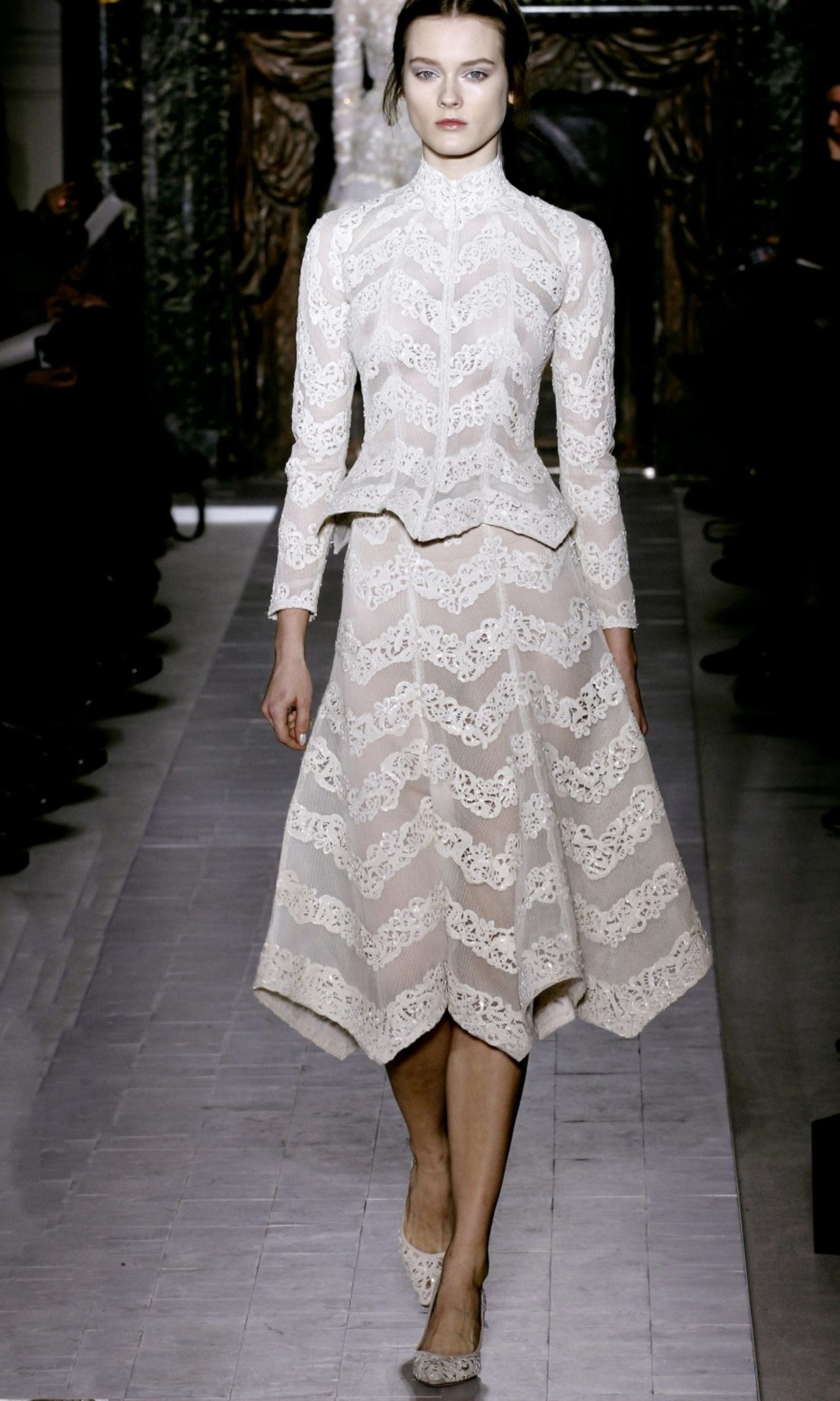 Valentino2013春夏高定系列，最动人的莫过于那些游走在裙身的铁艺卷纹