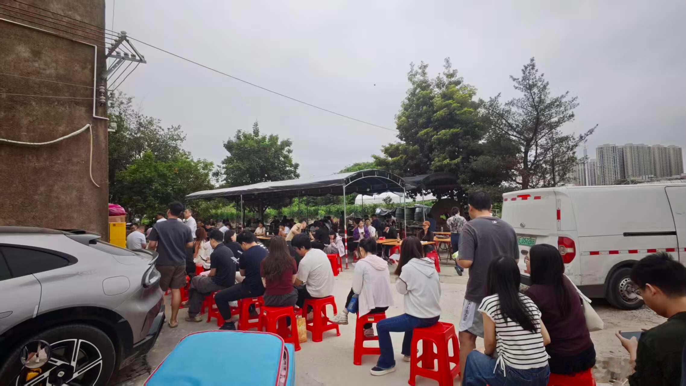 老莫本想简化流程少些麻烦，不料莫氏鸡煲外卖单暴增，外卖小哥排长队等候，真是越想省