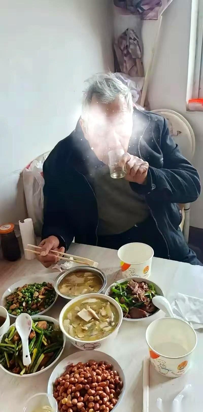 病房里死一般寂静。大儿子在折叠椅上熬了三个通宵，眼窝深陷，盯着病床上的亲爹放出