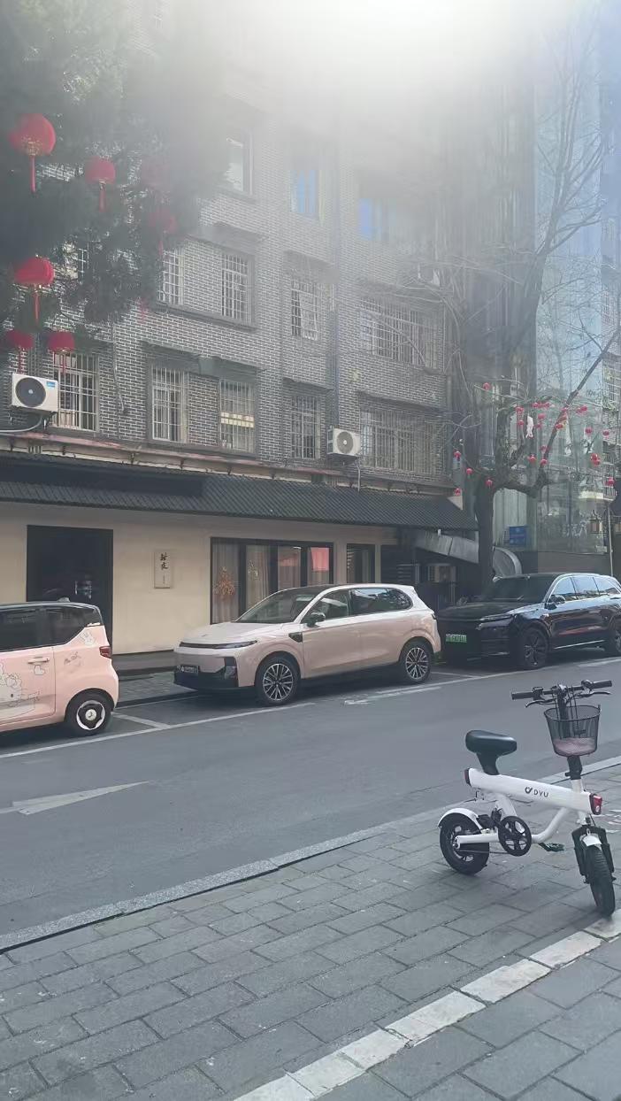 当初买零跑B10就图两个，一是性价比高，二是为了接送孩子。现在开了有大半年了，来