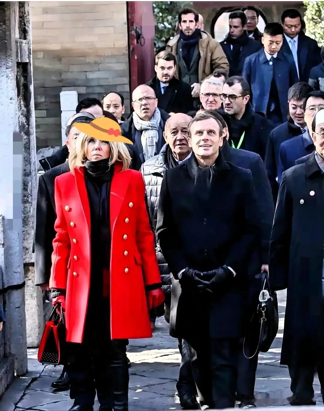 不得不说，马克龙的成功，离不开他的妻子这位非凡的伴侣。近日，马克龙访问中