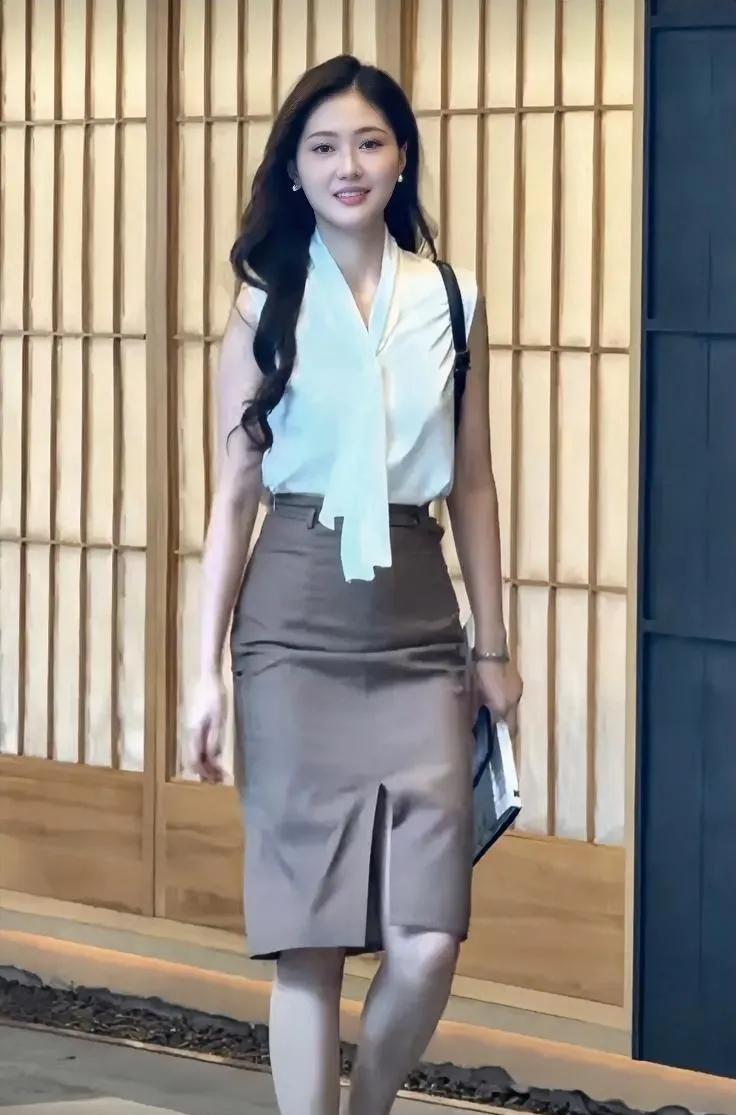 纤纤作细步，精妙世无双。