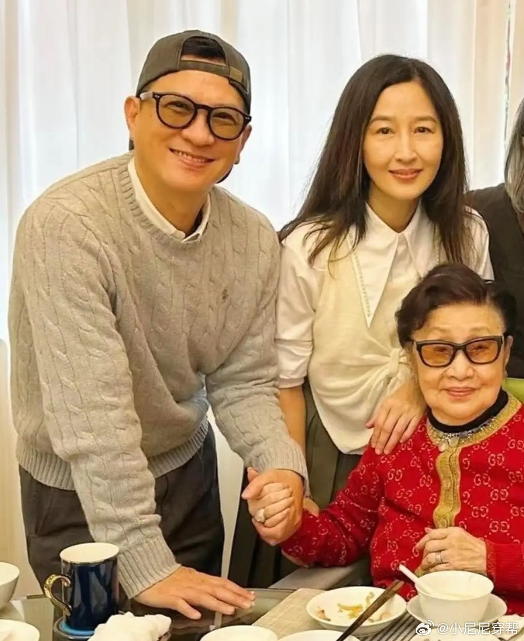 张家辉和老婆关咏荷去看望娱乐圈里的前辈。关咏荷的面容苍老憔悴了好多，但毕竟她已经