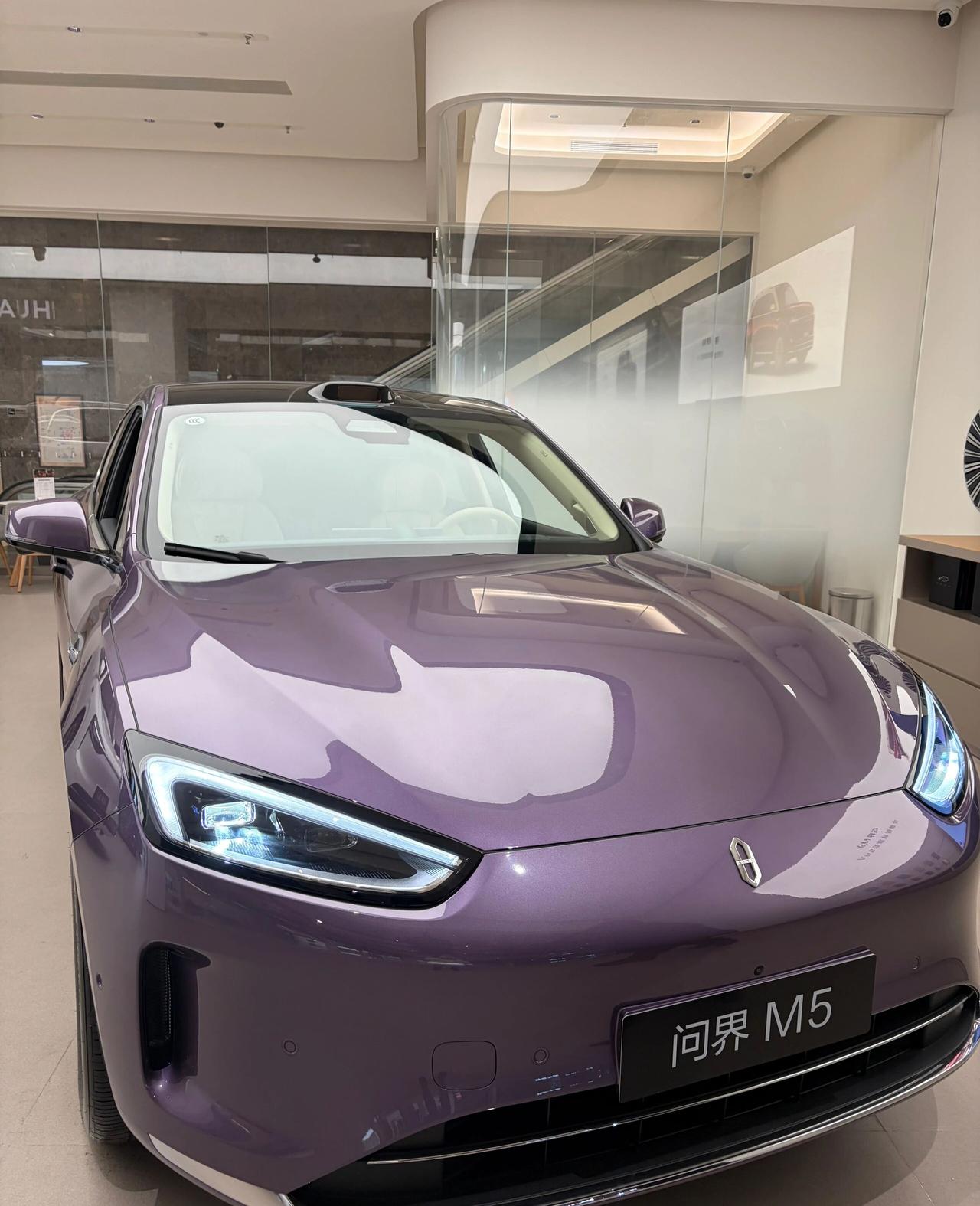 商场偶遇问界M5，坐进去的瞬间，我理解了什么叫「移动智能空间」本以为只是一次寻常