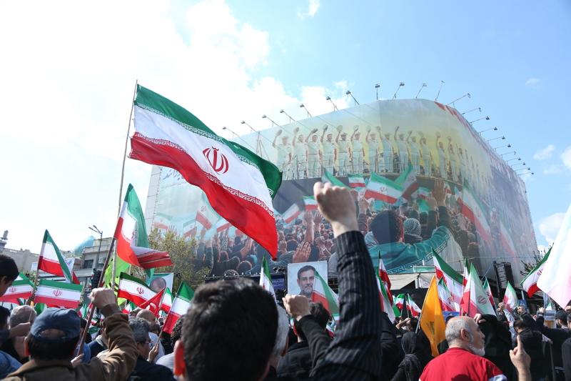 打了一个多月，伊朗人才猛然惊醒，真正的死敌，根本不在华盛顿，也不在特拉维夫！而在