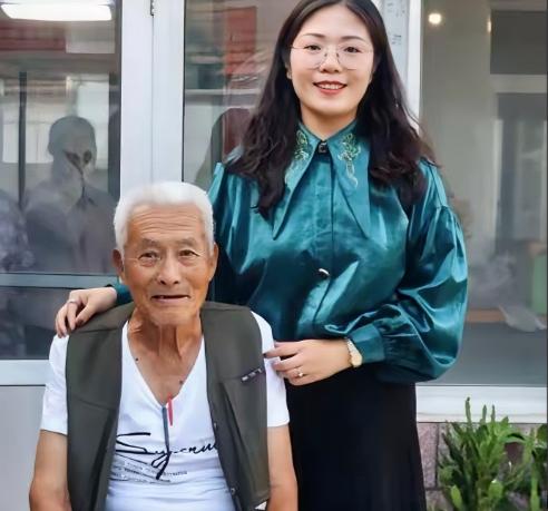 2018年，山西一姑娘在北京地铁站帮了一个迷路的山东大爷，还掏了100多块钱给人