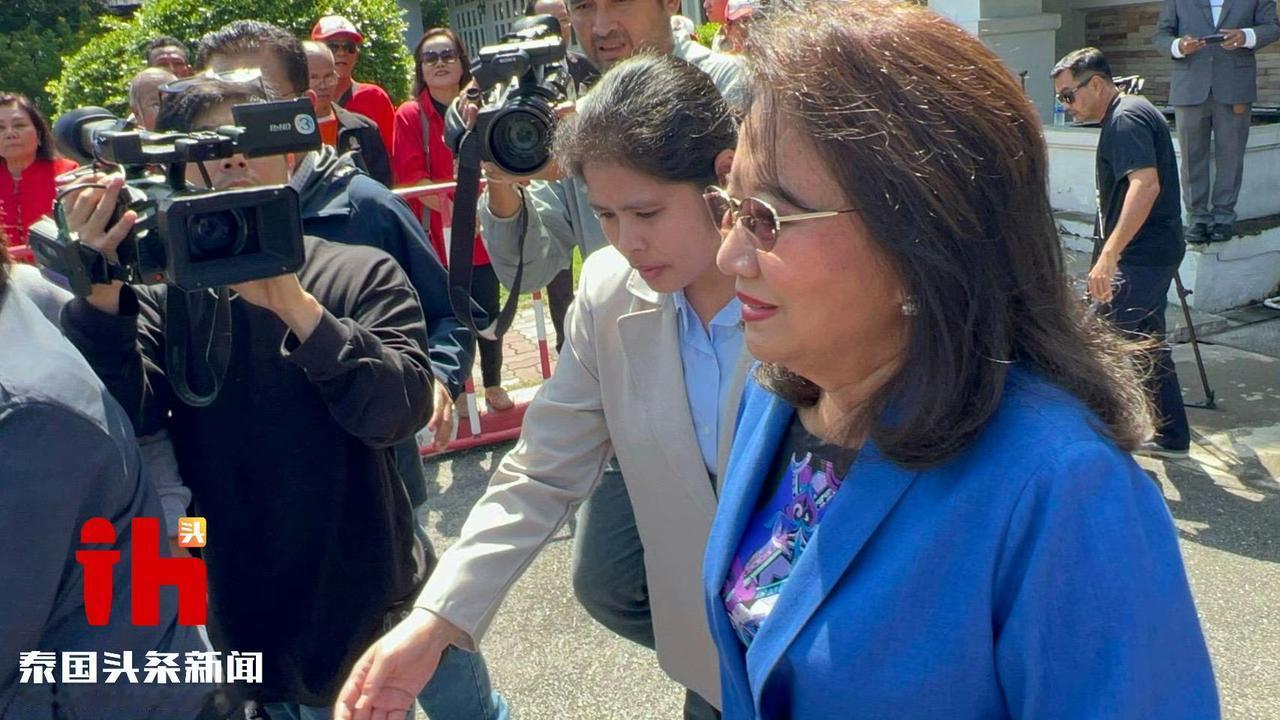 泰国前总理他信的前妻、佩通坦的母亲朴乍曼前往监狱探视他信，可以说一日夫妻百日恩，