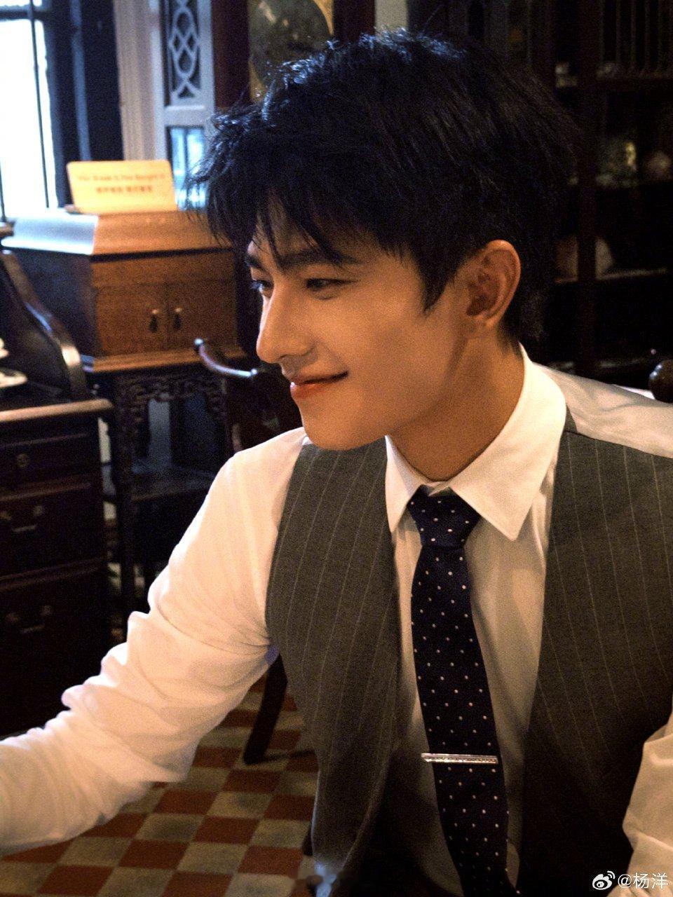 杨洋怎么还长十年前的样子杨洋这颜值也太能打了，十年过去一点没变，还是当年那个让