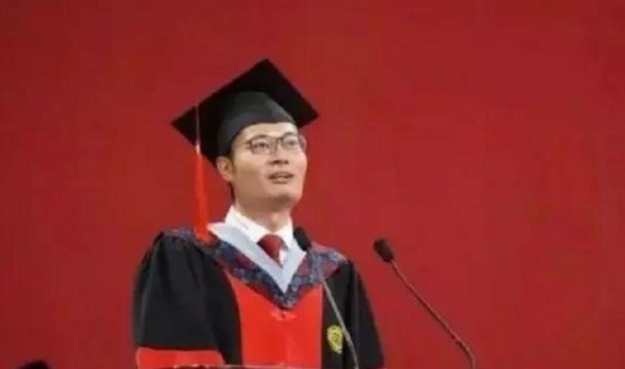 1999年，北大博士王永强携妻远赴美国，此后二十年音讯全无。二十年前的抉