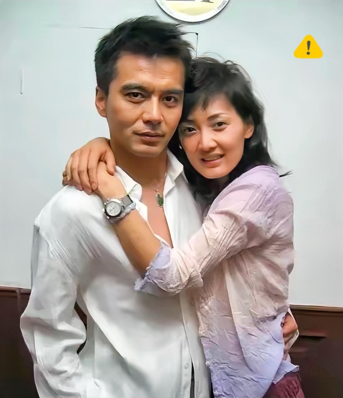 许亚军说在剧组曾经和牛莉睡在一张床上钻一个被窝，要是搁现在，这事就成了爆炸性新闻