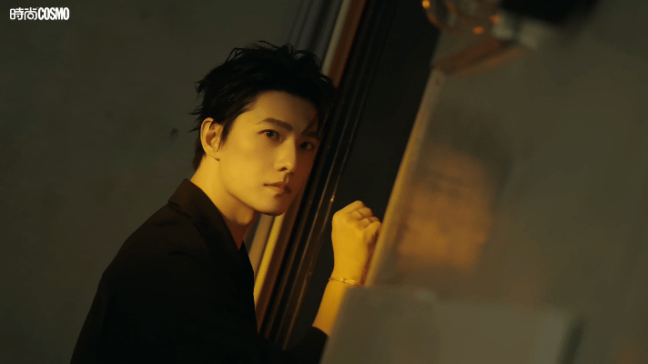 杨洋换风格了立体骨相撑住所有夸张造型，浓颜五官满是故事感，黑色西装衬出优越肩线