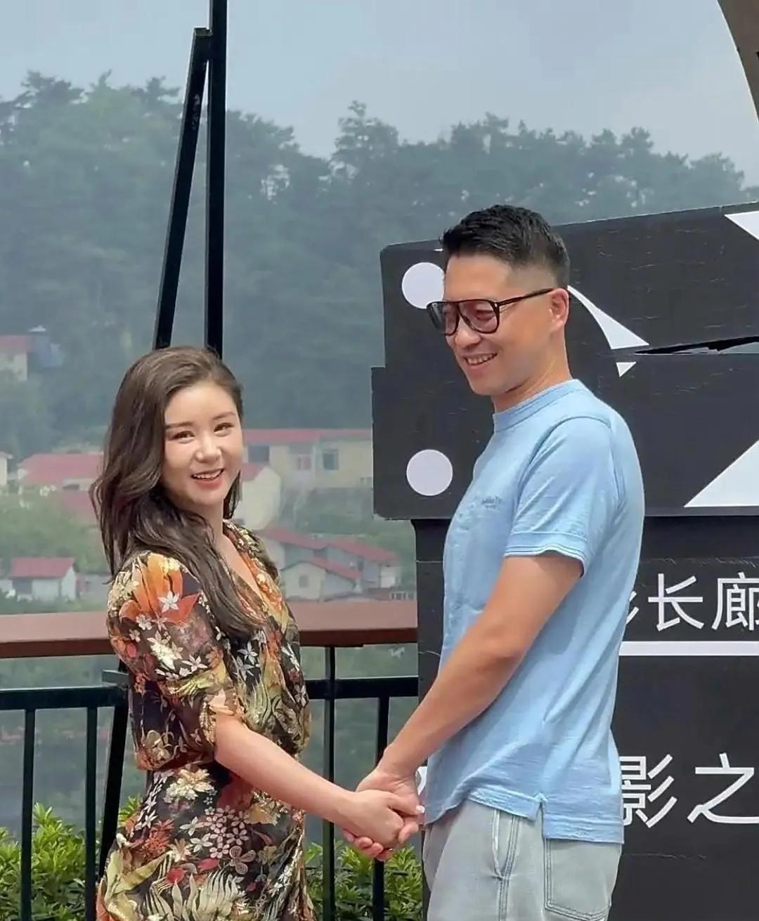 王雷和老婆李小萌在庐山被拍到，俩人一路撒狗粮。庐山那天的雾还没散干净，这对夫