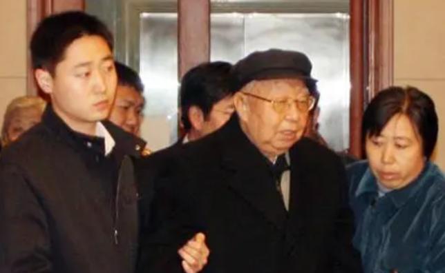 2007年，华国锋最后一次去毛主席纪念堂，临走时高喊一句话，在场的人听了无不感动