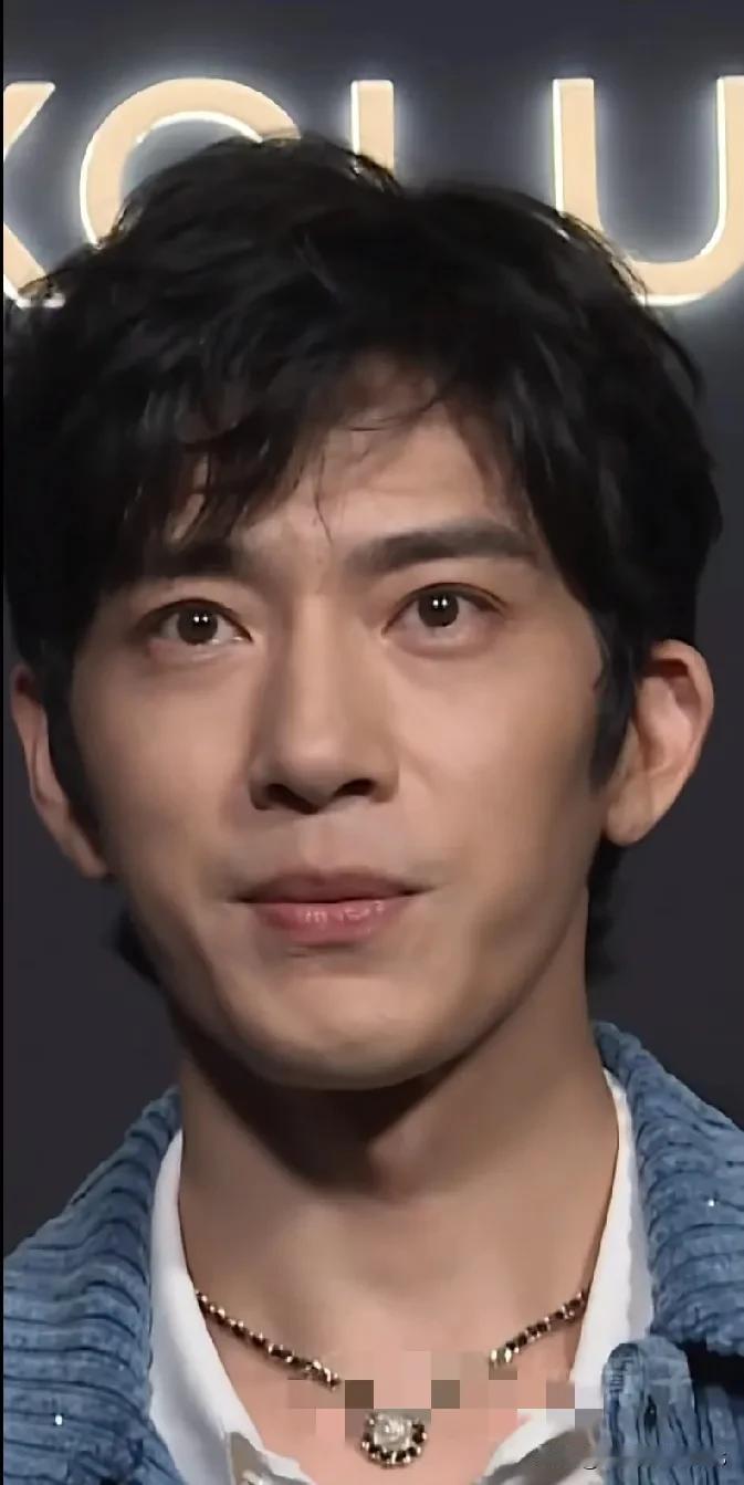 第一眼瞧去，还以为是木村拓哉呢！仔细一瞅，原来是井柏然。讲真的，单看他的五官，或