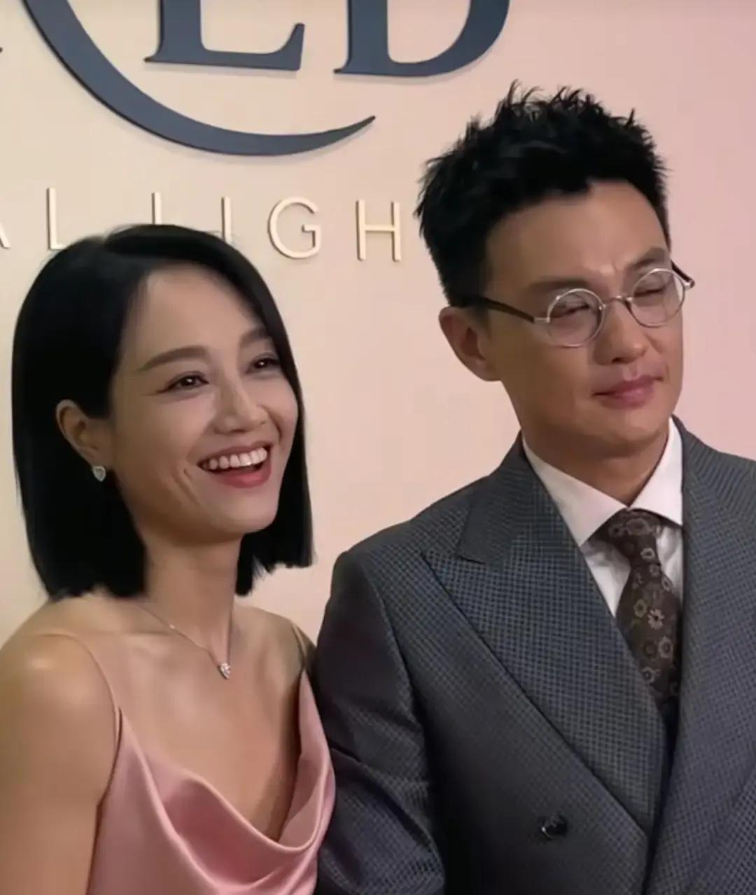 朱丹第一次去见周一围爸妈，肚子已经六个月。没领证，没办婚礼，连面都没见过。出发前