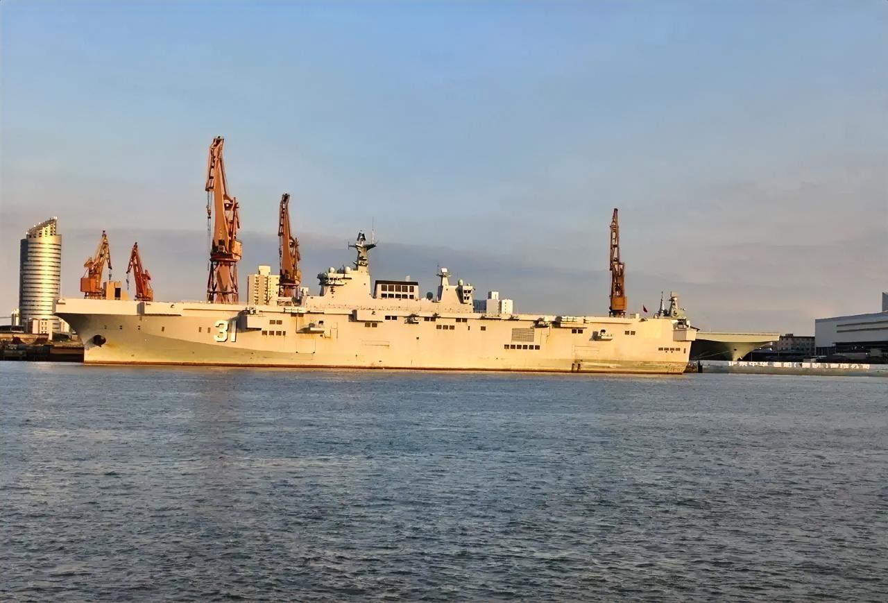 31号海南舰和51号四川舰同框了！