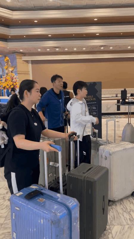 回国啦！莎莎，大头和大部队一起拉斯维加斯出发回国！！两个人还是来时的那一身穿搭