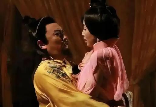 626年，李元吉刚断气，27岁的李世民闯进齐王妃的寝宫。杨氏浑身发抖：“二哥，你