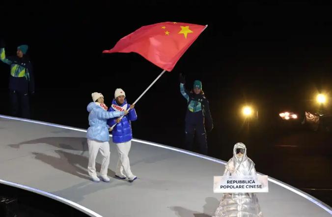 连外国网友都看不下去了！明明中国运动员在米兰冬奥入场穿的羽绒服很好看，还被很多人