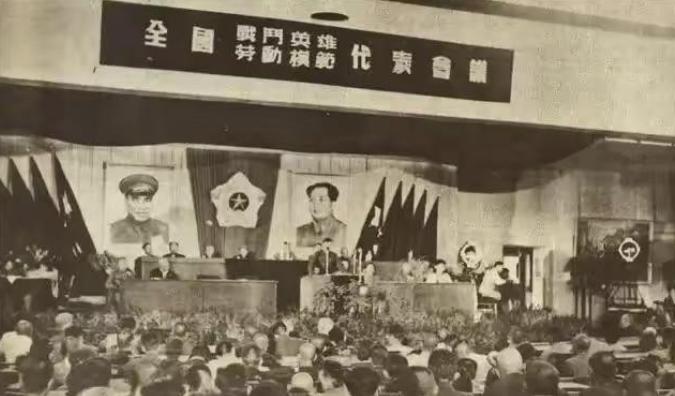 1950年，68名战斗英雄参加完表彰大会，在下火车时，却遭到200多名土匪的袭击