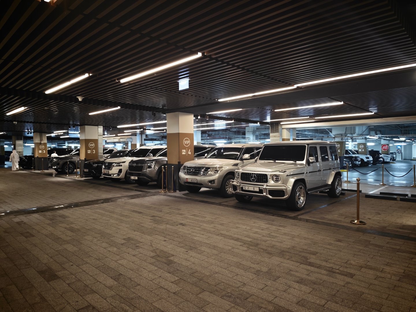 阿联酋的车牌是数字越少，越小，越牛逼，我好像遇到了皇室成员这台大G能在阿联酋排第