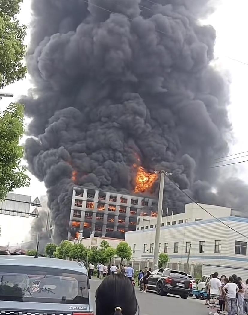 突发！7月17日上午10许，江苏界牌镇一注塑厂厂房发生火灾。七层楼高的厂房被大火