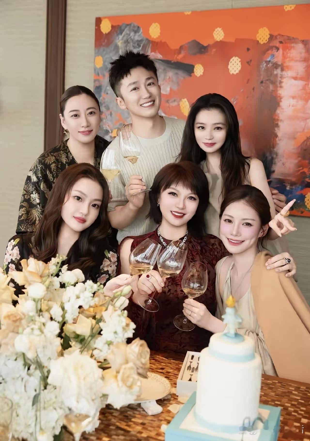 筱梅已经回北京了！回到北京的筱梅就和好朋友聚会去了，是筱梅北京的好朋友生日。只见