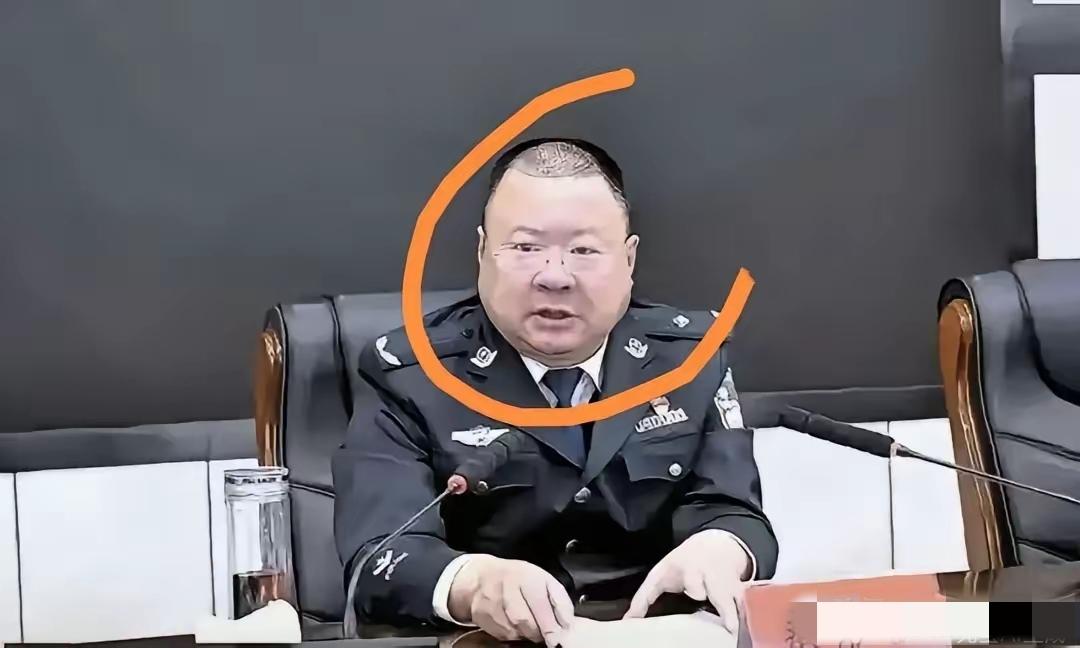 大瓜又来了，面相是很准的。看这表情，这作派，这一通报发出来，恐怕局里不少人