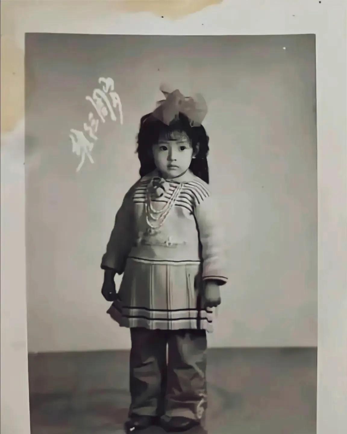 太难猜了！她是谁啊？从小就是美人胚子！大眼圆脸，五官精致如洋娃娃般。告诉你吧，这
