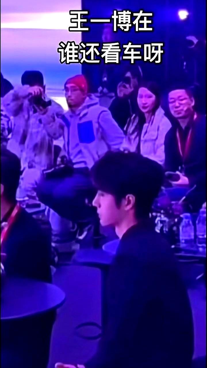 有些人的帅气，就算隔着高糊像素，也藏不住。王一博就是这样，一张他安静坐着的侧