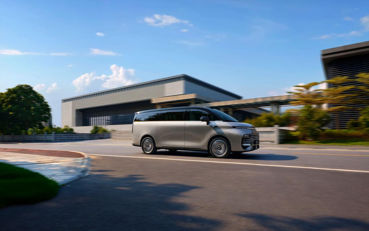 吉利银河V900正式上市了，三个配置版本售价区间为26.98万-32.98万。作