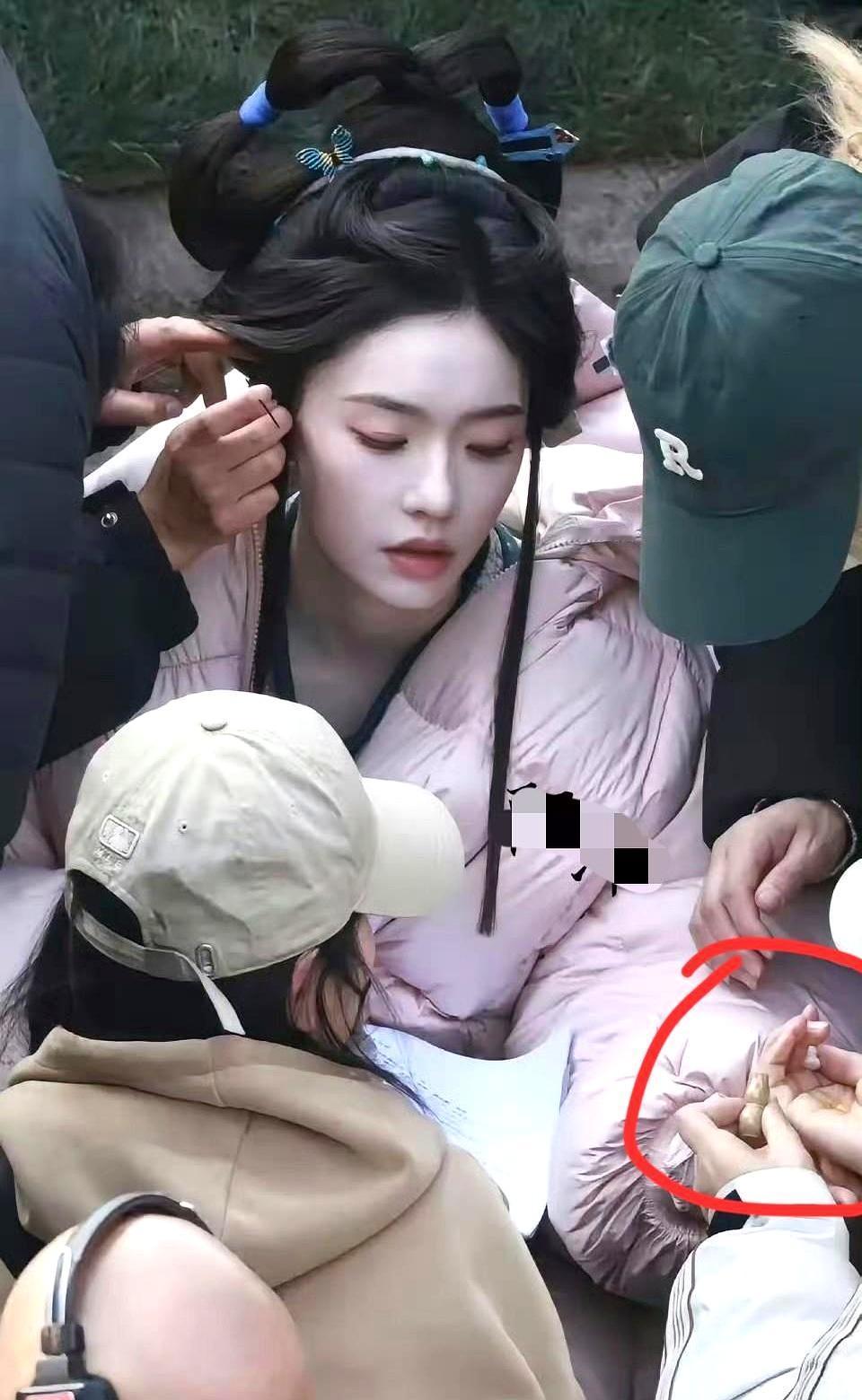 29岁林允片场吞救心丸！横店零下6度，她穿单衣连熬三夜。路透里脸色煞白，手
