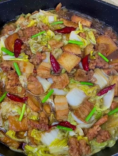 大锅菜的正宗做法，简单又美味。在中国的传统家庭餐桌上，大锅菜一直占据着重要的