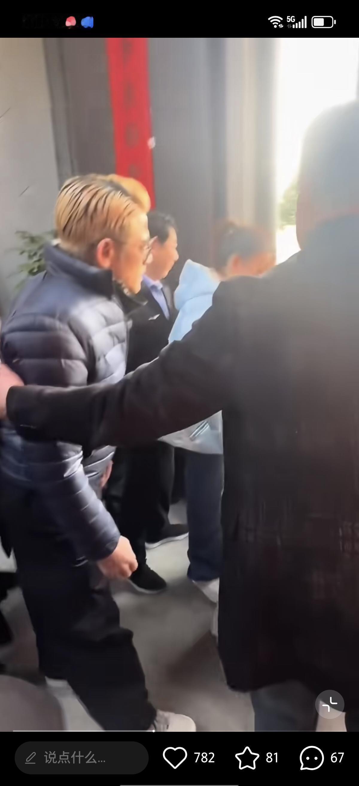 60岁的郭富城和58岁的岳父同框，这年龄反差够不够扎心？岳父脸上那股溢出屏幕的