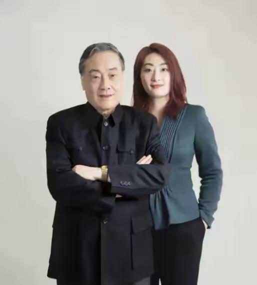 主持人问宗庆后：“你女儿好管吗？”宗庆后摇摇头：“我女儿不太好管。”主持人好奇：