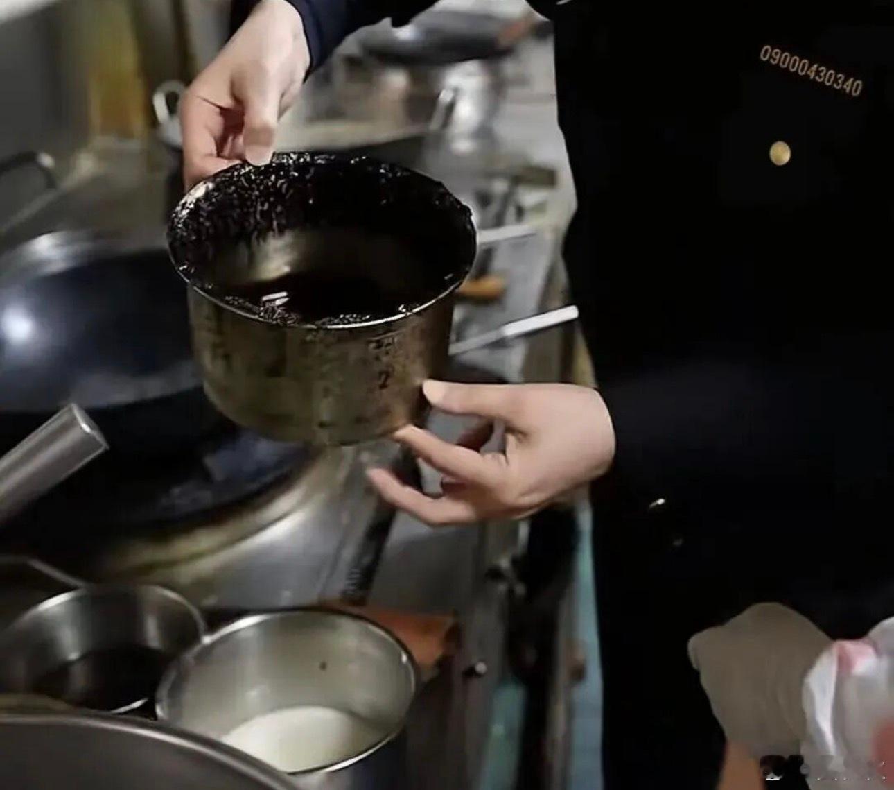 关关脱算了这样的黄鱼面馆，关关掉算了！上海徐汇区的“明呈黄鱼面馆”，标榜“上海最