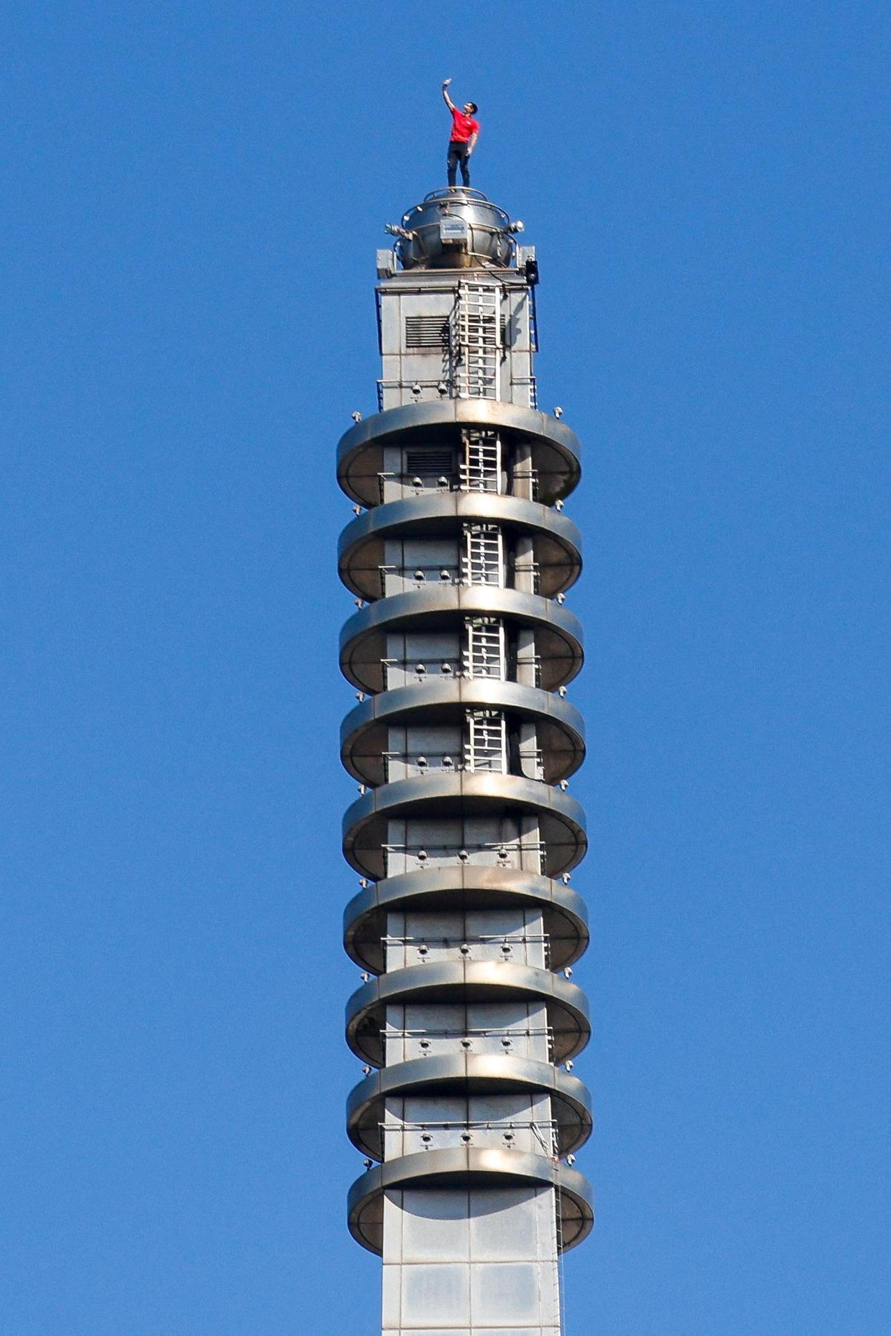 徒手攀台北101高楼太危险了，不值得提倡万一手一松脚一滑，怎么办？想