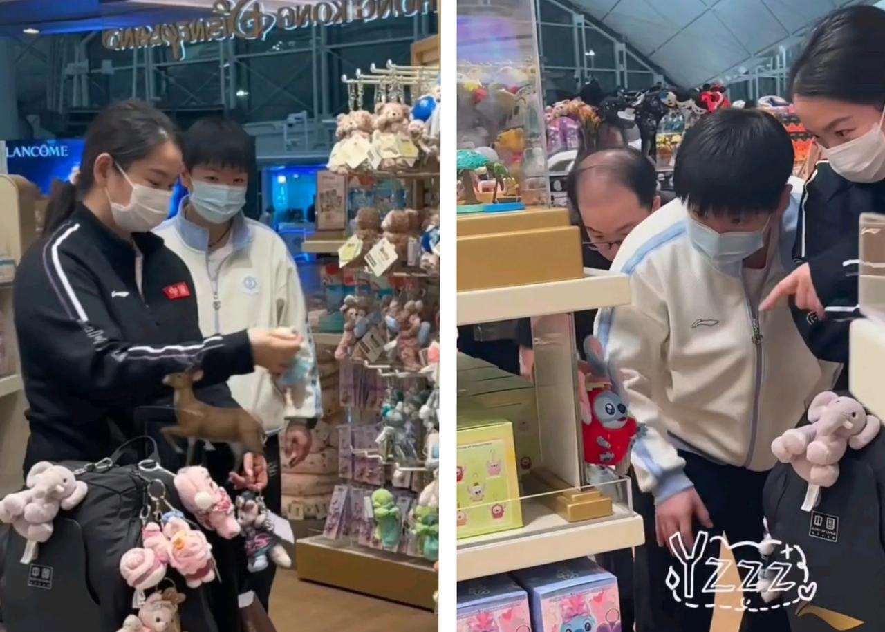 莎莎和佳佳昨天在机场逛玩偶商店[大笑]，不知道的还以为她俩来搞批发的。别看现场一
