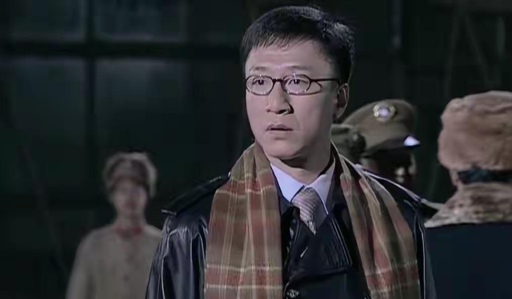 《潜伏》里翠萍为什么不会被人怀疑是卧底呢？早先的怀疑极大。翠萍刚来不久，