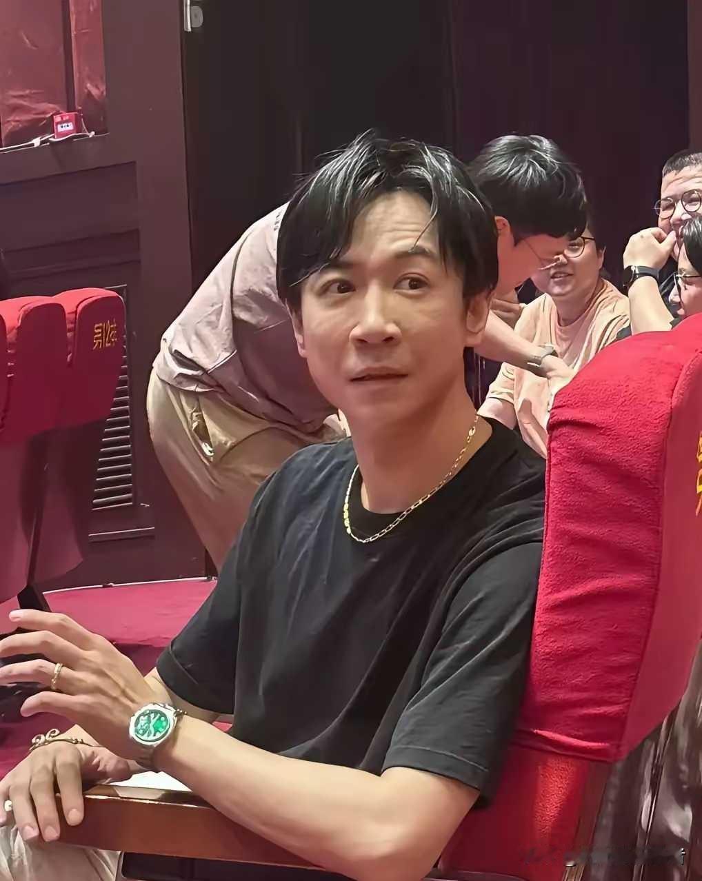 张维伊真的用自己证明了，发型对男人的重要性。张维伊刚刚被董璇官宣时候，发型真的不