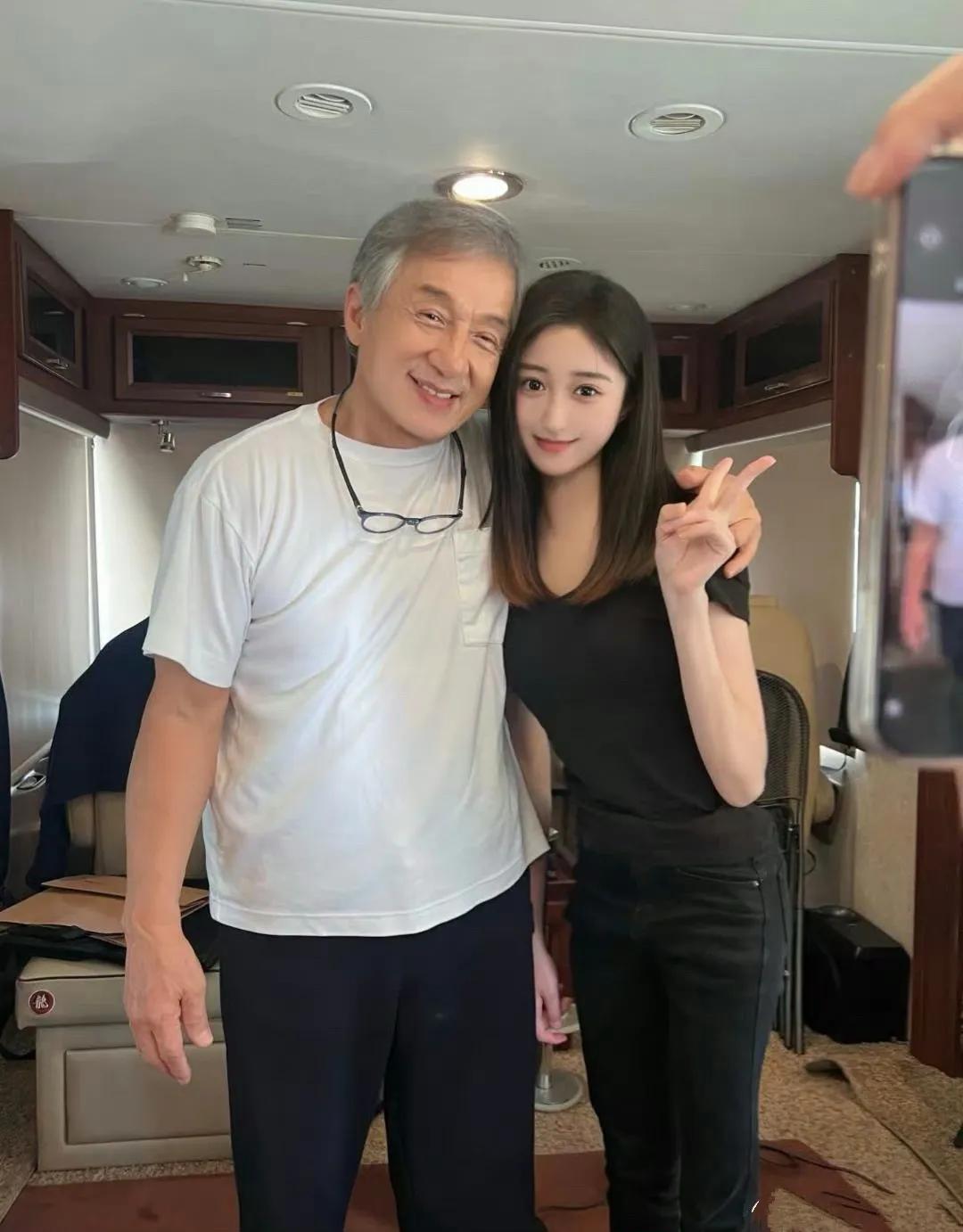 71岁成龙和后辈女星合照，他看起来苍老了好多，白发苍苍，但脸色红润，身材也维持得