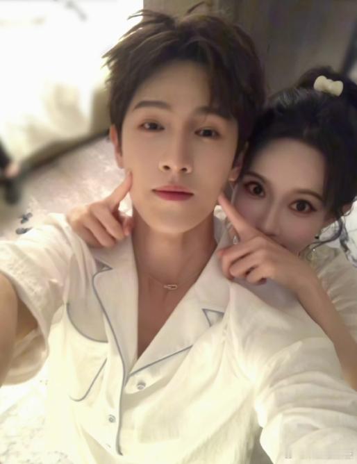 孟子义还没亲呢李昀锐就先闭眼睛了孟子义凑近的瞬间，李昀锐提前闭眼的动作被网友捕