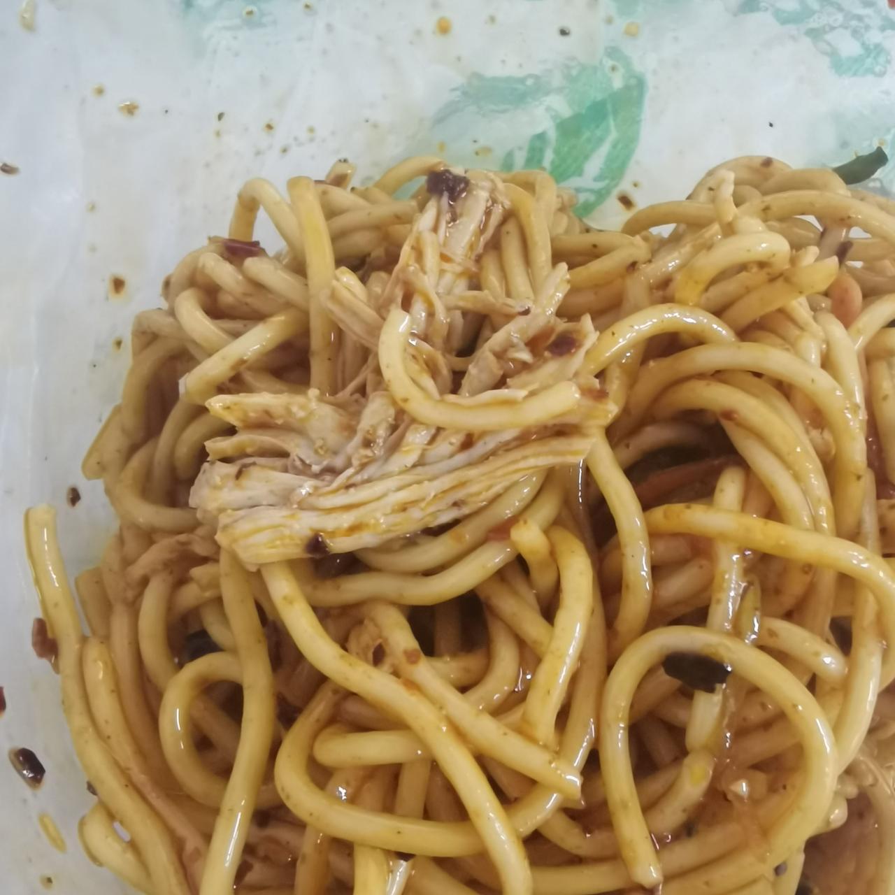 晒图笔记大赛这个季节吃鸡丝凉面还是味道不错，就是有点凉[笑着哭]