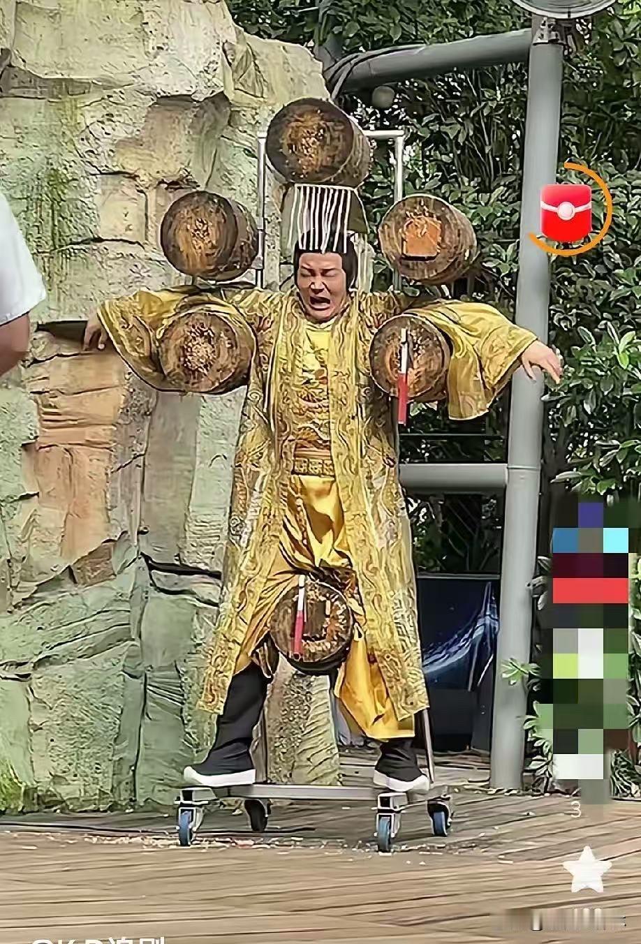 曾经多风光，如今多"离谱"。演了二十多年皇帝的郑国霖，8月5号下午穿着全套龙