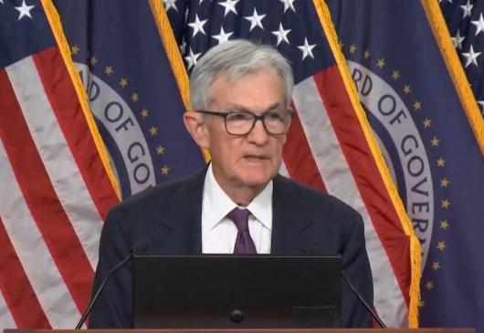 吵了大半年、差点把美联储主席鲍威尔拉下水的调查大戏，居然画上了暂停键，司法部门转