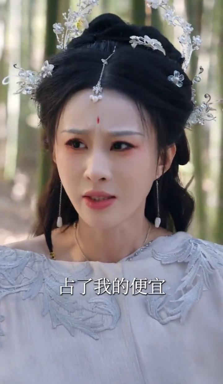 他占了便宜转身就走。她拽住他袖子说不行，你得把东西还我。那男人反而扣住她手腕